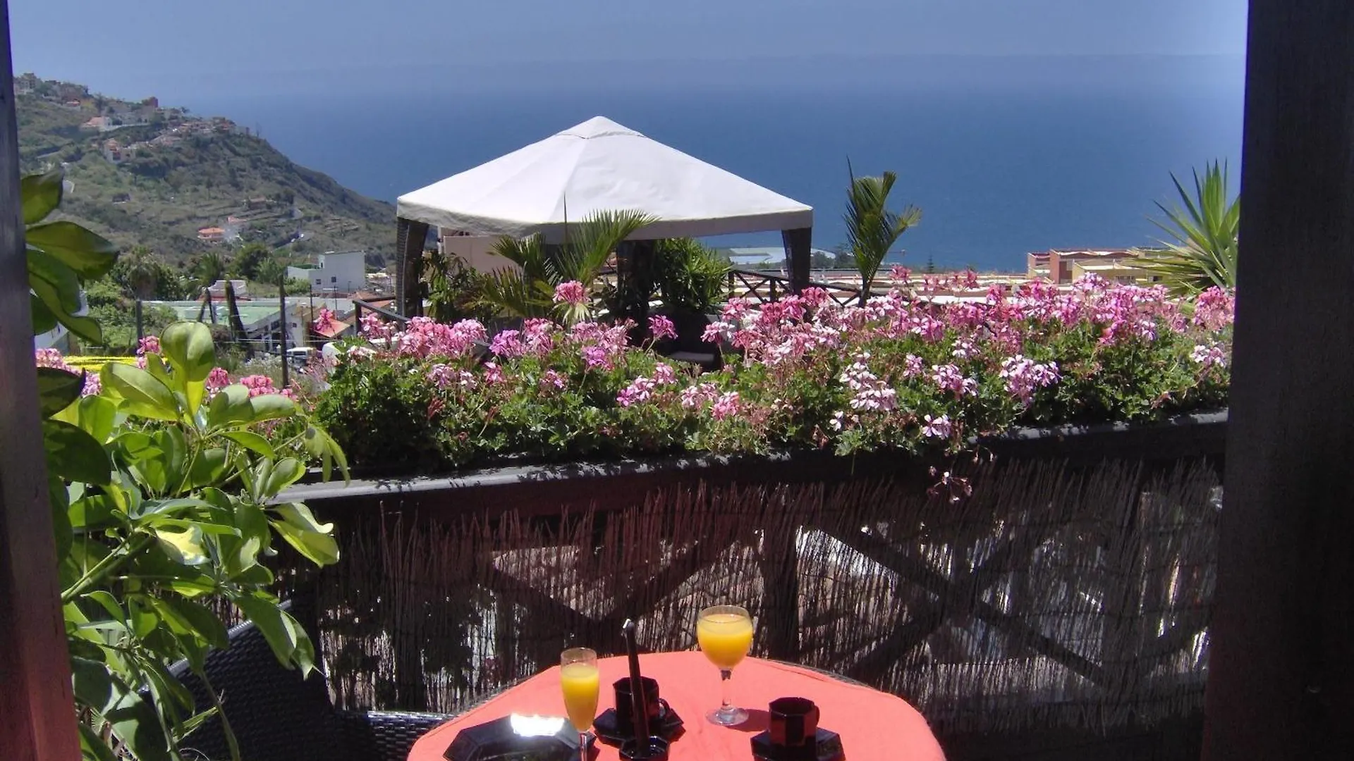 Moderne Ferienwohnung Mit Privatem Balkon Sowie Meer- Und Gebirgsblick contacts
